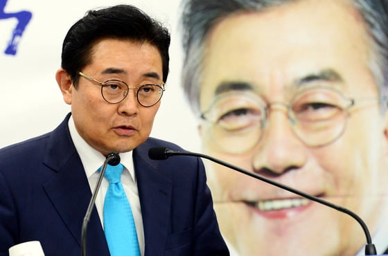 전병헌 신임 청와대 정무수석이 15일 오후 서울 영등포구 여의도 더불어민주당 중앙당사에서 진행된 중앙위원회의에서 문재인 대통령의 축사를 대독하고 있다./사진=뉴스1