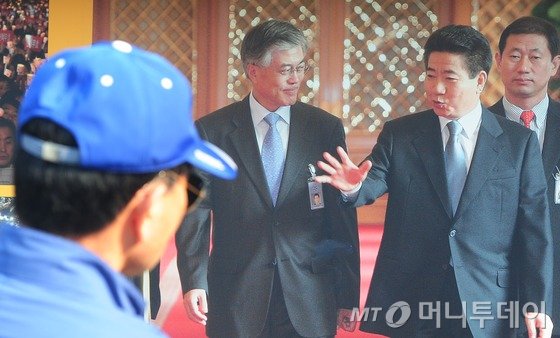 고 노무현 전 대통령 서거 8주기 추도식을 하루 앞둔 22일 오후 경남 김해시 진영읍 봉하마을을 찾은 추도객이 고 노무현 전 대통령과 문재인 대통령의 사진을 바라보고 있다. 2017.5.22/뉴스1  <저작권자 © 뉴스1코리아, 무단전재 및 재배포 금지>