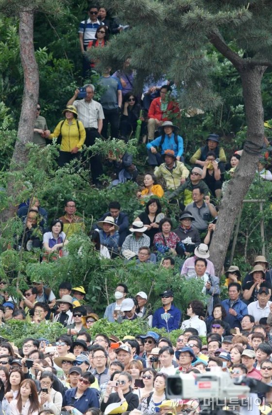 23일 오후 경남 김해시 진영읍 봉하마을에서 열린 故 노무현 전 대통령 서거 8주기 추도식에 참석해 시민들이 문재인 대통령의 추도사를 듣고 있다. /사진=이동훈 기자
