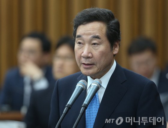 이낙연 국무총리 후보자가 24일 서울 여의도 국회에서 열린 인사청문회에서 인사말을 하고 있다. 2017.5.24/사진=뉴스1