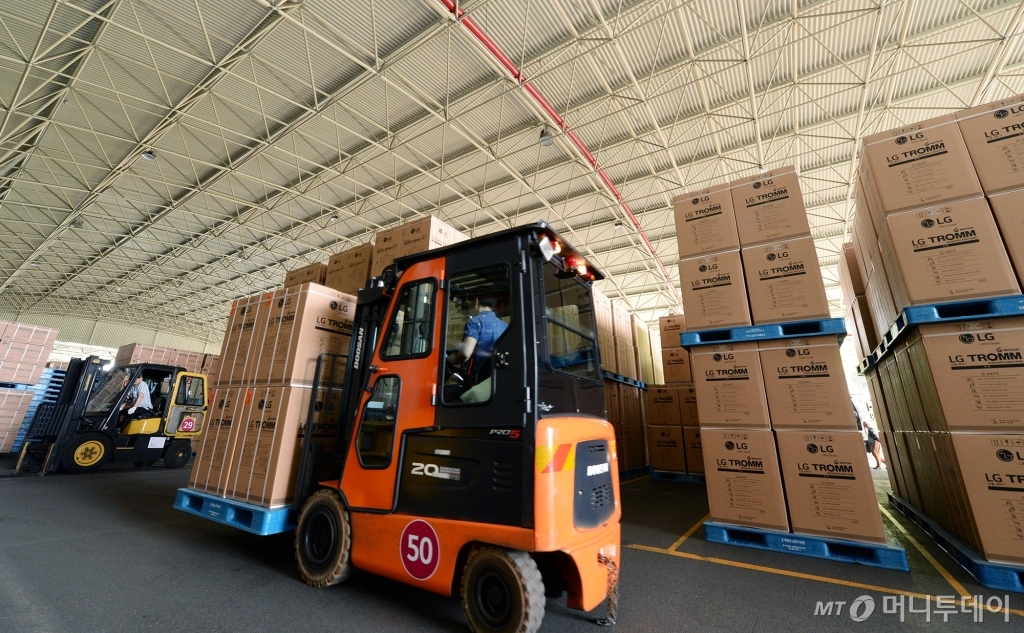 31일 LG전자 창원2공장에서 생산된 LG 건조기 제품이 자동으로 포장되어 나오고 있다. 제조라인 입구부터 제품이 컨테이너에 실리는 순간까지 채 15분을 넘지 않는다/사진제공=LG전자