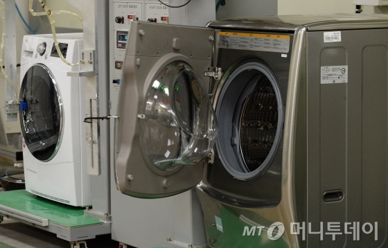 31일 LG전자 창원2공장 신뢰성 시험동 내 도어 개폐 시험실에서 자동화된 테스트 장비로 제품의 도어를 1만회 이상 반복적으로 열고 닫는 극한 테스트를 진행하는 모습/사진제공=LG전자