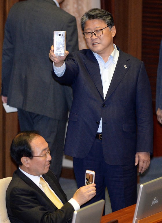 조원진 새누리당 의원이 31일 오후 서울 여의도 국회에서 이낙연 국무총리 임명동의안 표결을 위해 열린 본회의에 참석해 휴대폰으로 동영상을 촬영하고 있다./사진=뉴스1
