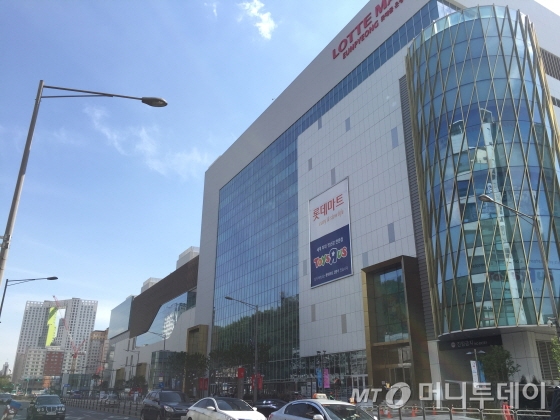 지난해 12월1일 문을 연 롯데몰 은평점. 몰 앞에 버스환승정류소가 지난달부터 운영 중이다./사진=배규민 기자