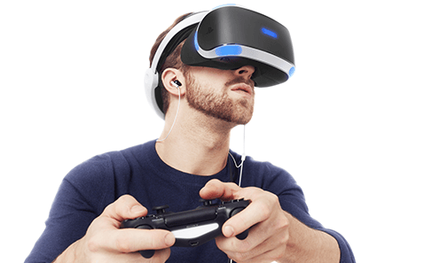 VR(가상현실) 기기 '플레이스테이션 VR'를 착용하고 게임을 즐기고 있는 모습.