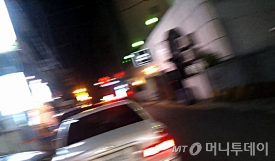 지난 4일 밤 서울 강남구 역삼동 신논현역 인근 A 유흥주점 앞. 중년의 남성과 업소 종업원으로 보이는 여성이 고급승용차를 타고 어디론가 사라졌다. 논현초 앞은 강남경찰서가 '클린(CLEAN)지역'으로 지정, 유해업소 집중단속을 진행 중인 곳이다./사진=정영일 기자