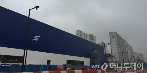 지난 7일 방문한 경기도 고양시 덕양구 도내동에 문을 여는 이케아 2호점 공사 현장. 그 옆으로 오는 10월 입주 예정인 고양원흥호반베르디움5단지가 보인다./사진=배규민 기자