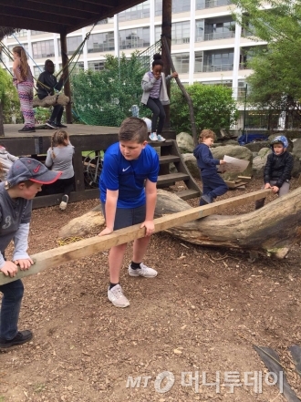 영국 런던 '워터사이드 어드밴처 플레이그라운드'는 만6~12세 아동이면 누구나 이용할 수 있는 놀이시설이다. 자연친화적 모험 놀이터로 꾸며진 실외 뿐 아니라 실내 놀이 공간도 구비했다./사진제공=워터사이드 어드밴처 플레이그라운드
