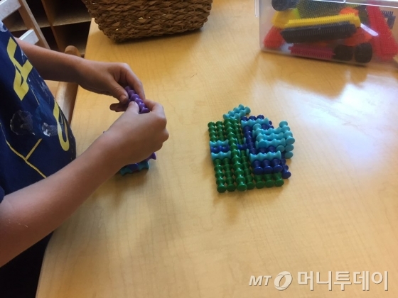 13일(현지시간) 오전 미국 아이오와주 디모인 사이언스 센터(science center) 유치원에서 어린이가 블록을 쌓고 있다. 굉장히 작은 이 블록을 쌓으려면 아이가 굉장히 집중해야 한다. 집중력과 함께 기본 엔지니어링 기술을 익힐 수 있도록 마련된 놀이다./사진=아이오와(미국) 방윤영 기자