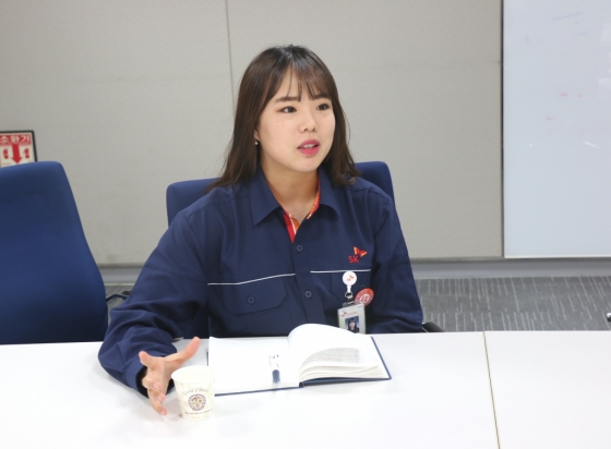 SK인천석유화학 창사 이래 두번째 여성 엔지니어인 이해은씨(26)는 "다방면으로 활약할 수 있는 만능 기술 엔지니어가 되서 여성은 못한다는 인식과 벽이 깨졌으면 좋겠다"고 말했다./사진제공=SK인천석유화학