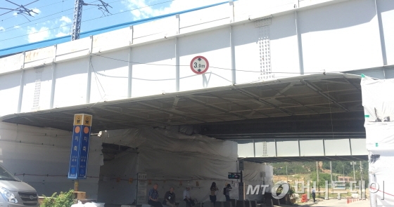 지하철 3호선 지축역 주변 모습. 몇몇 사람들이 버스를 기다리고 있다. /사진=배규민 기자