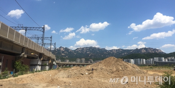 경기도 고양시 덕양구 지축지구에서 바라본 북한산 자락과 은평뉴타운의 모습 /사진=배규민 기자