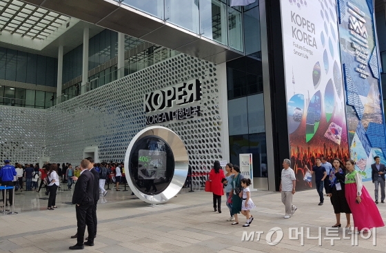 10일(현지시간) 카자흐스탄 아스타나에서 개막한 ‘엑스포 2017 아스타나’를 찾은 관람객들이 한국관 입장을 위해 기다리고 있다./사진=유영호기자