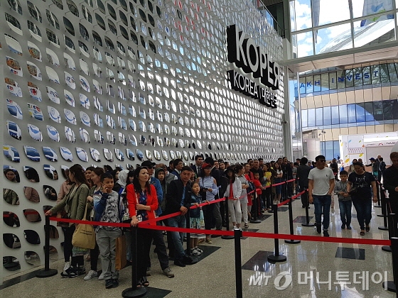 10일(현지시간) 카자흐스탄 아스타나에서 개막한 ‘엑스포 2017 아스타나’의 주제관 전경. 물방울 모양의 주제관은 2050년 마지막 남은 석유 한방울을 의미한다. 아스타나 엑스포의 주제는 화석에너지가 고갈된 이후의 미래에너지다./사진=유영호기자