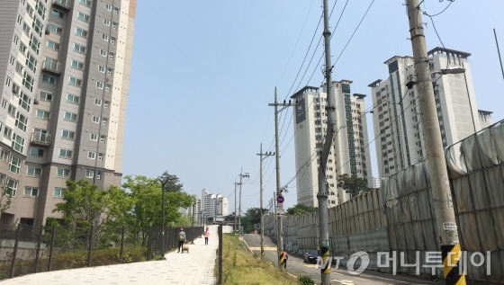 속속 아파트가 들어서고 있는 신길뉴타운 모습. 다음 달 분양 예정인 신길센트럴자이(12구역)공사 현장에 울타리가 쳐져 있다./사진=배규민