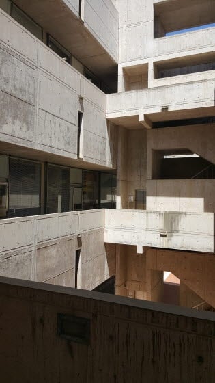 미술관을 연상케 하는 솔크 연구소 건축물