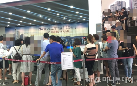 23일 서울 은평구 DMC롯데캐슬 더 퍼스트 모델하우스 내에 내집 마련 신청서 접수를 위해 방문객들이 기다리고 있다./사진=배규민 기자