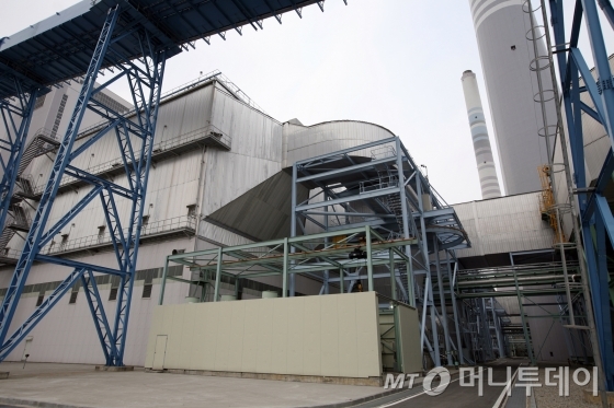 영흥화력발전소의 전기집진기(EP) 설비. 연돌로 배출하는 수증기 속의 먼지를 제거하는 역할을 한다./사진제공=한국남동발전