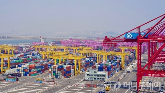 지난 21일, 한진인처컨테이너터미널 야드에 컨테이너가 가득 차 있다. /사진=김남이 기자