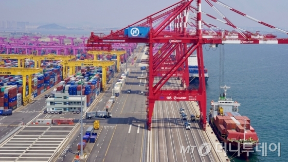 지난 21일, 한진인처컨테이너터미널에서 하역 작업이 진행 중이다. /사진=김남이 기자