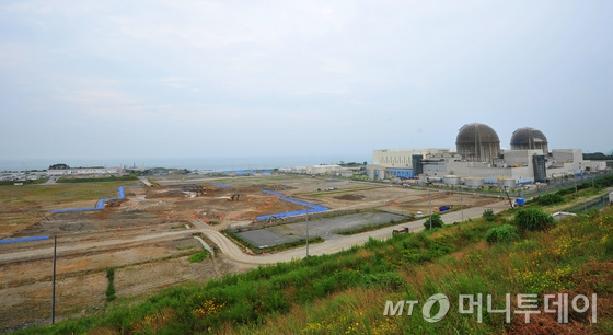 정부가 신고리 원전 5·6호기 공사를 일시 중단하고, 의견수렴을 위한 공론화를 거치기로 했다.  홍남기 국무조정실장은 27일 오후 정부서울청사에서 가진 브리핑을 열어 “오늘 문재인 대통령이 주재한 국무회의에서 신고리 5·6호기 문제 공론화 방안에 대해서 국무위원들 간 집중적인 논의가 이루어졌다”며 이런 내용의 논읠 결과를 밝혔다.  사진은 신고리 3,4호기(오른쪽)와 신고리 5,6호기 건설부지 모습.(뉴스1DB)2017.6.27/뉴스1  <저작권자 © 뉴스1코리아, 무단전재 및 재배포 금지>