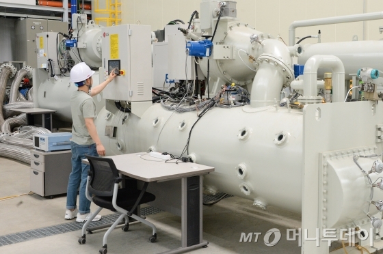 LG전자 직원들이 27일 평택 칠러 사업장 내에 있는 연구시험동에서 무급유 인버터 터보 칠러의 성능을 시험하고 있다. LG전자는 평택에 신공장을 지으면서 차세대 기술 확보를 위해 연구시험을 위한 전용공간을 새롭게 만들었다/사진제공=LG전자