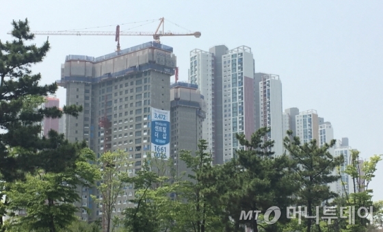 송도국제도시의 한 아파트 건설 현장/사진=엄성원 기자