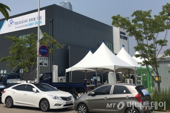 30일 오픈을 앞두고 손님맞이 준비로 분주한 랜드마크시티 센트럴 더샵 모델하우스/사진=엄성원 기자