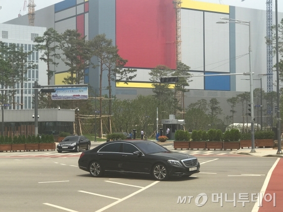 권오현 삼성전자 부회장이 4일 평택 반도체 단지에서 제품 출하식을 갖고 이동하고 있는 모습/사진=이정혁 기자