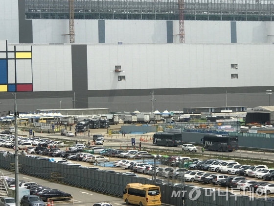 삼성전자 직원들을 태운 버스 여러대가 평택캠퍼스 공장동으로 향하고 있는 모습/사진=이정혁 기자