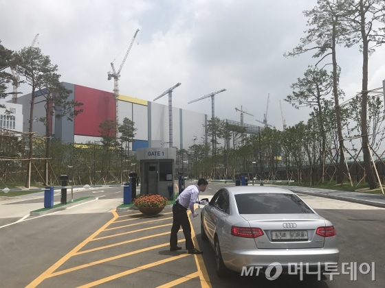 삼성전자 평택캠퍼스 정문에서 현장 관계자가 차량을 통제하고 있는 모습/사진=이정혁 기자