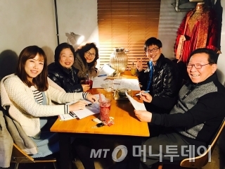 전문수 사단법인 나눔과미래 주거재생팀장(오른쪽에서 두번째)이 도시재생사업 관계자들과 소통 중인 모습.