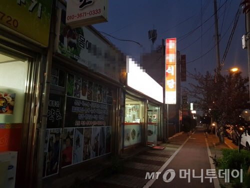 ↑군산의 시민들이 자주 찾는 백반집들 마저 조선소 폐쇄의 한파를 맞았다. 식당 주인 정모씨는 "조선소가 폐업한데다가 인근 한국지엠 공장도 일감이 없어 일주일에 이틀 이상 휴업을 한다"며 "가뜩이나 어려운데 지난해 말부터는 김영란법까지 시행되면서 공무원 손님들의 발길이 완전히 끊겨 매출이 지난해의 절반에도 미치지 못한다"고 설명했다. 조선소와 거리가 있는 시청앞 식당들에도 초저녁부터 사람들의 발길이 끊겨 인적이 드문 모습이다. /=박준식 기자