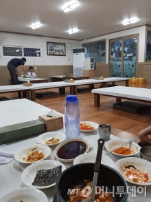 ↑군산 시내 서민 식당들 마저 저녁시간 대에 손님이 차지 않고 있다. 이 식당은 한때 8000원~1만원짜리 게장 백반으로 연매출 3억원을 올려 방송에 나오기도 한 곳이지만 올해부턴 손님이 부쩍 줄어 매출이 예년의 절반에도 미치지 못한다. /=박준식 기자