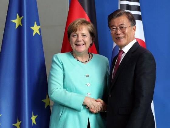 문재인 대통령이 5일 오후(현지시간) 독일 베를린 연방총리실 청사를 방문해 앙겔라 메르켈 독일 총리와 악수하고 있다. /사진=뉴스1