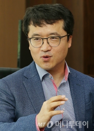 박현종 bhc 사장을 만나 수개월째 반복되고 있는 치킨 업계 가격 인상 논란과 회사 성장 배경, 향후 경영 계획 등에 대해 들어봤다. /사진=김창현 기자