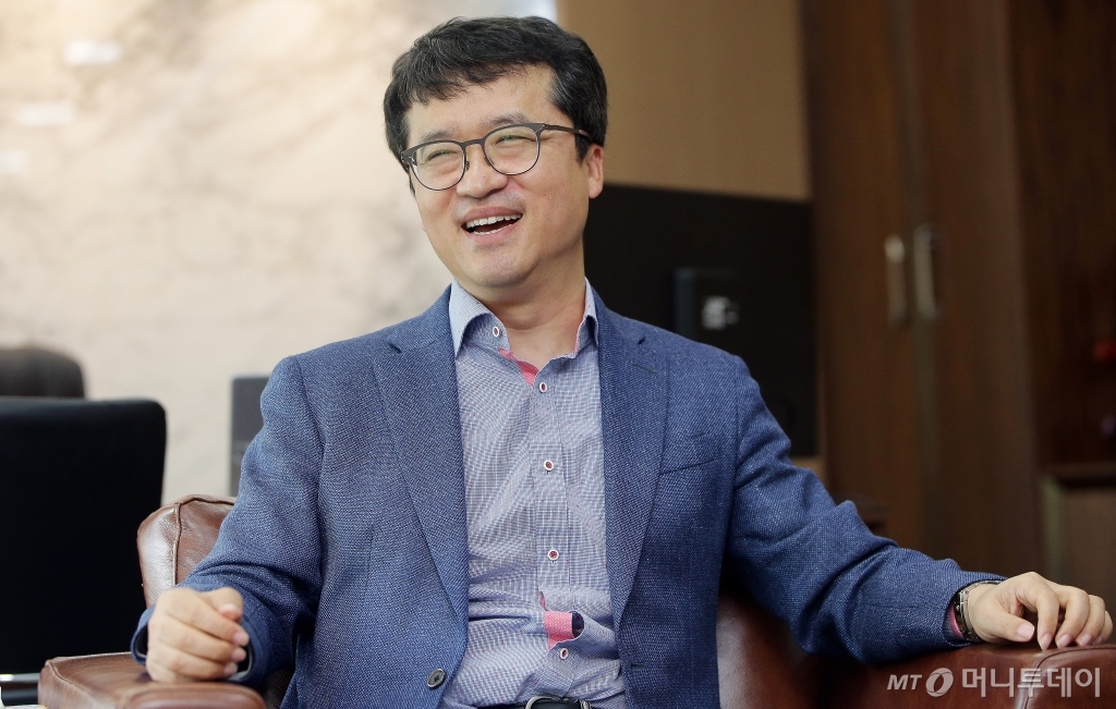 박현종 bhc 사장을 만나 수개월째 반복되고 있는 치킨 업계 가격 인상 논란과 회사 성장 배경, 향후 경영 계획 등에 대해 들어봤다./사진=김창현 기자