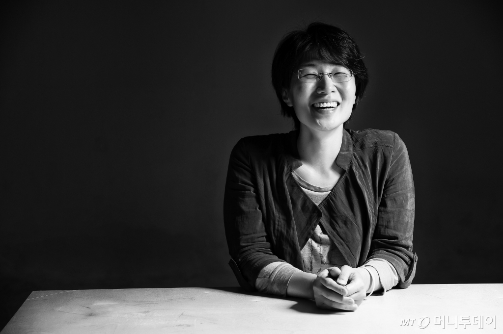 탁월한 상상력과 순 문학에 버금가는 글쓰기로 2004년 데뷔때부터 이름을 날린 김보영 작가가 최근 두번째 장편소설 '저 이승의 선지자'를 내놓았다. 사후세계를 소재로 주신과 젊은 신의 대결을 통해 균형의 가치를 모색하고 싶었다는 게 작가의 전언이다.