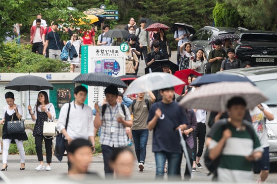 2017년도 서울시 지방공무원 제2회 공개 경쟁 임용 필기시험일인 지난달 24일 시험을 마친 응시생들이 서울 종로구 경복고 제1시험장을 나서고 있다. / 사진=뉴스1