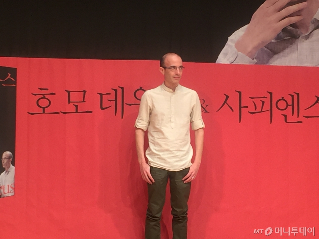 베스트셀러 '호모 사피엔스'에 이어 최근 '호모 데우스'를 낸 유발 하라리 이스라엘 히브리대 교수가 13일 내한해 출간 기자간담회를 열었다. 그는 "인간은 생명공학과 인공지능의 힘에 기대어 신의 영역에 도전하려 한다"며 "미래엔 불평등한 최악의 계급 사회가 형성될 것"이라고 말했다. /사진=김고금평 기자