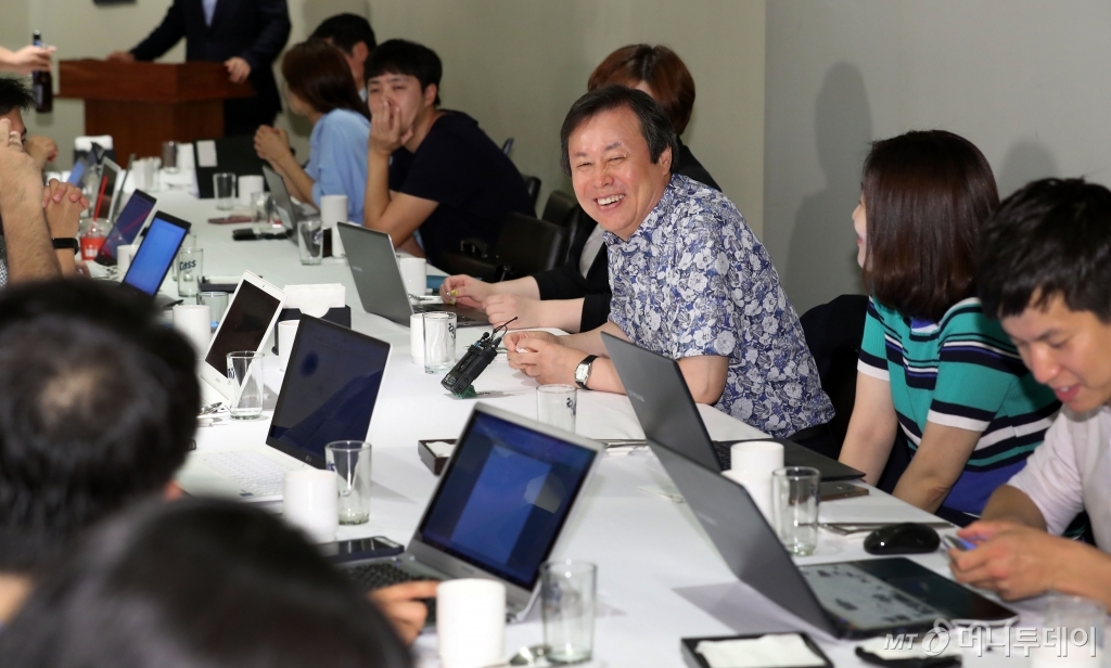 도종환 문화체육관광부 장관이 취임 1달 째를 맞은 19일 서울 중구의 한 식당에서 간담회를 열고 기자들과 대화하고 있다. /사진=뉴스1