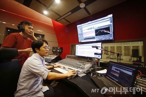 삼성전자 서울 R&D캠퍼스 내에 위치한 사운드 랩에서 사운드 디자이너들이 제품에 적용 되는 음향을 디자인 하고 있다. 무풍에어컨에서 전원을 온/오프할 때 또는 온도를 설정할 때 발생하는 음을 제품 컨셉에 맞춰 상쾌하고 시원한 느낌이 들도록 했고 삼성전자 제품의 아이덴티티를 표현할 수 있는 사운드 브랜딩 작업도 수행하고 있다/사진제공=삼성전자