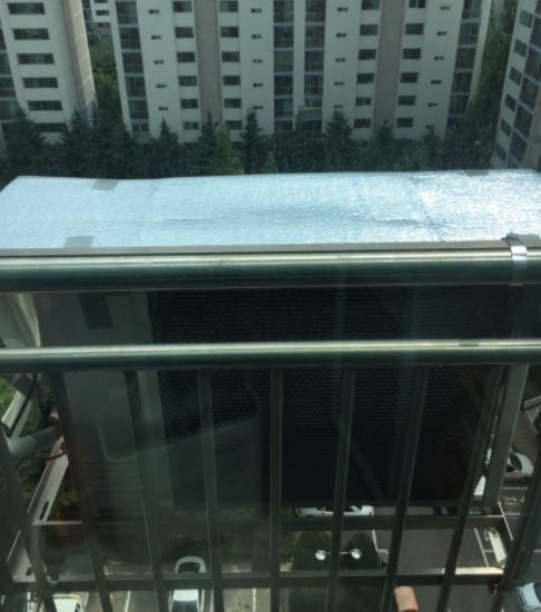 은박 돗자리를 이용해 실외기 차양막을 만든 사진 /사진=네이버 카페