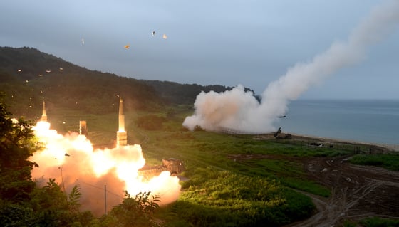 29일 오전 한미 연합군이 동해안에서 실시한 탄도미사일 사격훈련에서 사거리 300km의 현무-2를 발사하고 있다. 이날 훈련은 북한의 대륙간탄도미사일(ICBM)급 미사일 발사 도발에 대응하기위해 열렸다. 합동참모본부는 이날 "한국군의 현무-2와 미 8군의 에이태킴스(ATACMS) 지대지 탄도미사일을 발사, 표적에 정확히 명중시켰다"고 밝혔다.(합동참모본부 제공) 2017.7.29/뉴스1 <저작권자 © 뉴스1코리아, 무단전재 및 재배포 금지>