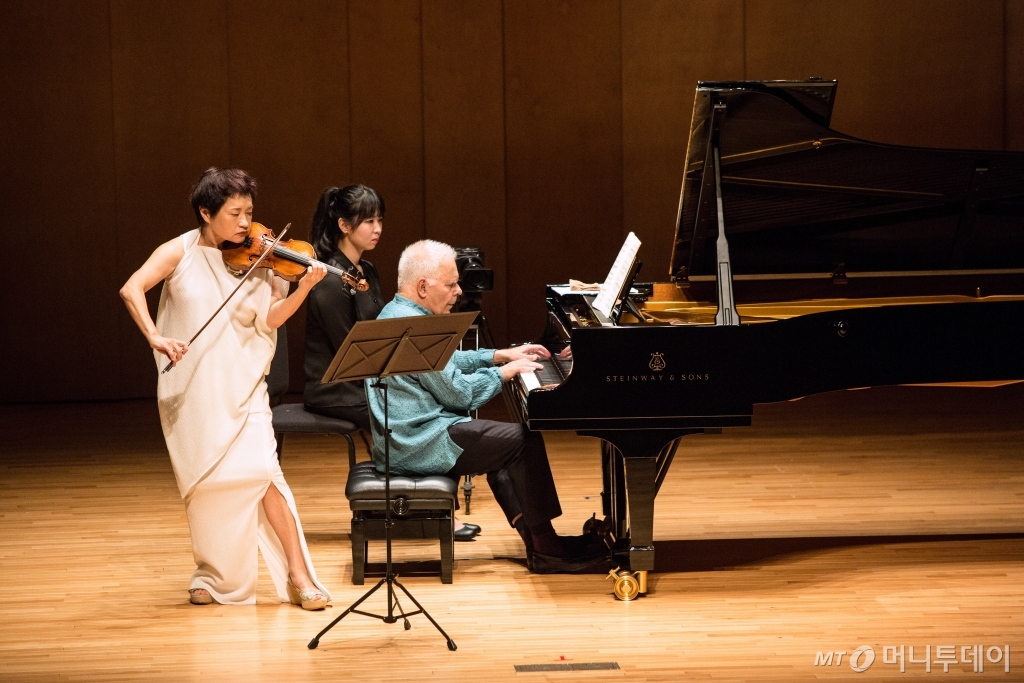 28일 오후 강원 평창 알펜시아 콘서트홀에서 정경화(왼쪽)와 스티븐 코바체비치가 '브람스 바이올린 소나타 1번 G장조 78번'을 연주하고 있다. /사진=평창대관령음악제