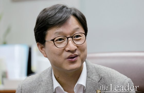 강병원 더불어민주당 의원(왼쪽 두번째)과 서울환경운동연합이 서울 여의도 국회 정론관에서 폭스바겐 불법조작에 대한 엄정조사 및 사회적 비용부담 촉구 기자회견을 하고 있다. 2016.10.12 /사진=뉴스1