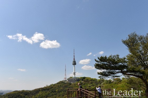 강병원 은평을 더불어민주당 후보가 서울 은평구 연신내역에서 출근길 시민들을 향해 선거 유세 운동을 하고 있다. 2015.3.31/사진=뉴스1