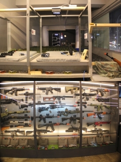 (위)슈터스클럽 자체개발 공기압 사격장, (아래)에어소프트건 진열 품목들/사진제공=슈터스클럽