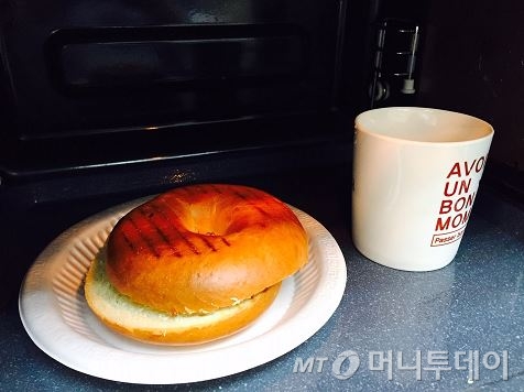 일반적으로 편의점 등에 비치된 영업용 전자레인지는 1000W, 가정용 전자레인지는 700W다.