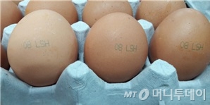 비펜트린이 검출된 우리농장 계란. '08 LSH'가 표시됐다./사진제공=식품의약품안전처